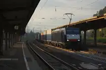 189 107 am 17.08.2011 mit einem Containerzug durch Kreiensen