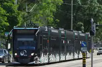 Basel Tw 303 an der Hst. Ciba in der Klybeckstra�e, 11.05.2012.