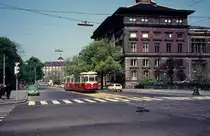 Wien Wiener Stadtwerke-Verkehrsbetriebe (WVB) SL T (L3 476 (Lohnerwerke 1958; Umbau aus L2 2586)) I, Innere Stadt, Weiskirchnerstraße / Stubenbrücke am 2. Mai 1976. - Scan eines Diapositivs. Kamera: Leica CL.