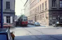 Wien Wiener Stadtwerke-Verkehrsbetriebe (WVB) SL 5 (L3 482 (Lohnerwerke 1958; Umbau aus L2 2559)) VI, Mariahilf, Matrosengasse / Bürgerspitalgasse am 3. Mai 1976. - Scan eines Diapositivs. Kamera: Leica CL.
