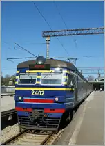 Der Elektriraudtee Triebzug ER2 wartet als Zug 537 auf die Abfahrt nach Riisipere. 
1. Mai 2012