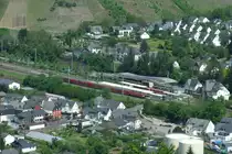 RE 12012 steht am 13.5.12 im Bullayer Umweltbahnhof zur Abfahrt nach Saarbr�cken via Trier bereit, w�hrend 628 592 als Pendelzug nach Traben-Trarbach auf Anschlussg�ste wartet. Hier gut zu sehen ist der Umweltbahnhof des Ortes, der zugleich Startpunkt des wunderbaren Wanderweges  Kanonenbahn  ist.
Aufnahme vom Aussichtsturm nahe der Marienburg.
Bullay, der 13.5.2012