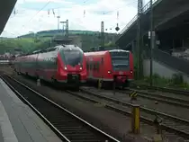 442 707 und 425 138 warten auf den Abstelgleisen am Koblenzer Hauptbahnhof auf weitere Eins�tze. Derzeit kann der 425 noch deutlich h�ufiger als sein Nachfolger an der Moselstrecke angetroffen werden. Das soll sich bald aber umkehren. (04.05.2012)
