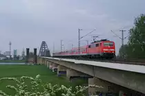 111 129 mit dem RE 10456 von D�sseldorf nach Aachen zwischen D�sseldorf-Hamm und Neuss-Rheinpark Center am 04.05.2012