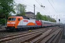 Die Neue Werbelok 120 112-8  M�rklin - my World  zog am 06.05.2012 den IC 2329 von Neum�nster nach N�rnberg. Hier kurz vor der Abfahrt in Slingen Hbf