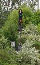 Einfahrtssignal vor dem Bahnhof Neustadt Aisch, das dem Regionalzug auf der Strecke Neustadt Aisch - Steinach die Einfahrt in den Bahnhof erlaubt.