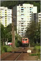 Das blutorange Tandem, bestehend aus 1144 040 und 1142 682 ziehen den Erzzug 55666 von Eisenerz nach Donawitz. 
Donawitz 10.5.2012 
