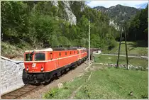 Erzbachtal - Das blutorange Tandem, bestehend aus 1144 040 und 1142 682 ziehen den Erzzug 55666 von Eisenerz nach Donawitz. 
Nogerwald 10.5.2012 

