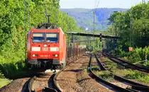 185 057-7 DB kommt mit einem Stahlzug durch Rh�ndorf(am Rhein) aus Richtung Koblenz und f�hrt in Richtung K�ln bei sch�nem Sonnenschein am 13.5.2012.