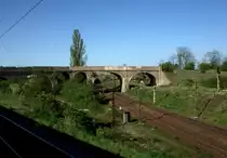 Wer die Strecke   Gro�korbetha - Halle  bzw. Gro�korbetha - Leipzig kennt, dem ist das Br�ckenbauwerk nicht unbekannt. Es bietet  sich eigentlich seit 45 Jahren so dem Betrachter dar, bei genauerem Hinsehen erkennt man, wie der Zahn der Zeit  an der Betonkonstruktion nagt.
