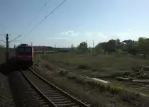 L��t  man den Blick �ber das n�rdliche  Vorfeld des Bahnhofes Wei�enfels schweifen,
ahnt man wie umfangreich die Gleise zur Behandlung von G�terz�gen einstmals waren.
Heute gibt es nur noch  4 Bahnsteige  und  ein G�terzugumfahrgleis.
185 308 - 4 kommt auf dem G�tergleis am 28.04.2012 gegen 17:01 Uhr der RB nach Eisenach, aus welcher das Foto geschossen wurde, entgegen.