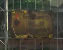 Bei der Sanierung  in Camburg ging wohl der DB das Geld  aus, f�r einen neuen Zaun reichte es gerade noch, aber das Hochspannungswarnschild aus Emaille muss wohl noch einige Zeit weiter Dienst tun.  
28.04.2012 18:30 Uhr