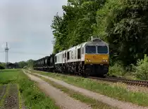 Die 247 052 und die 247 051 mit einem M�llzug am 11.05.2012 unterwegs bei Alt�tting.