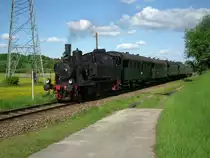 70 083 am 13.05.2012 mit Sonderzug auf dem 'Holledauer Bockerl' (G�ter-Anschlussbahn von Langenbach nach Anglberg), kurz vor der Einfahrt in den G�terbahnhof des Kraftwerks Zolling.