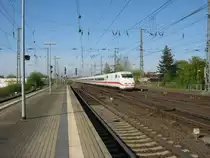 Ein ICE 1 (Baureihe 401) auf der Fahrt nach Kiel-Hauptbahnhof im Bahnhofsbereich Neum�nster am 23.04.2009