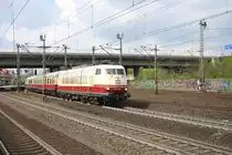 Den sonnt�glichen IC als TEE Garnitur Richtung K�ln bespannte am 22.04.12 die 103 235-8. Foto entstand in Hamburg - Harburg