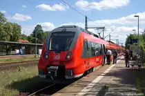Heute (14.05.2012) fuhren auf der RB21 Wustermark - Potsdam Griebnitzsee zum ersten mal die Talent 2 Triebwagen im Regelbetrieb. Es waren die 442 122/622, 442 125/625 & 442 126/626 es sind ersten drei ausgelieferten Talent 2 an DB Regio AG - Region Nordost. 442 125/625 & 442 122/622 haben ihre Jungfernfahrt absolviert und stehen in Potsdam Griebnitzsee als RB21
(RB 18664) nach Wustermark. 442 122/622 fuhr nur zwischen Golm und Potsdam Griebnitzsee hin und her. Funk und
TV war auch dabei. 14.05.2012
