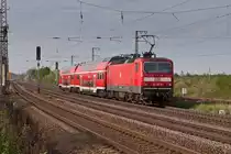 143 867-0 schiebt eine Regionalbahn am 30.04.2012 in Richtung Wei�enfels.