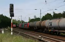 14.5.2012 Zepernick. 3 HGK 185er mit Kesselzug nach Stendell begegnen 155 063 mit einem - fr�her h�tte man TEEM gesagt - internationalen Schnellg�terzug Richtung Karower Kreuz. Links Hl Ausfahrsignal der S-Bahn nach Bernau.