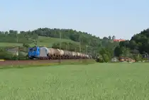 185 521-2 der HGK ist am 14. Mai 2012 mit einem Kesselzug bei Kronach unterwegs.