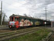 Aus dem Archiv: Die �ra der Dt's ist nun definitiv zu Ende. Ausgeschlachtet, und leider versprayt, warten sie auf die Verwertung: zuvorderst: 50 85 92-33 935-4, 927-1 und 920-6. Auf einem Abstellgleis in Kaiseraugst, 15.01.2011.