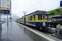 Ein Wintereinbruch im Mai: Der ABeh 4/4 307 steht mit einem Regionalzug bei leichtem Schneefall in Grindelwald, 16.05.2012.