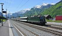 Die Re 4/4 II 11161 durchf�hrt mit dem IR 2174 Altdorf. An erster Stelle ist noch der Wilhelm Tell Express Wagen, 17.05.2012.