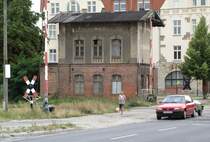 29.7.2009 Bad Freienwalde, Stellwerk. Steht inkl. gro�em Empfangssgeb�ude unter Denkmalschutz und zum Verkauf (bahnliegenschaften.de) Man beachte die Verzierungen an den R�ndern des Geb�udes. Gesicht & Kennzeichen verfremdet.