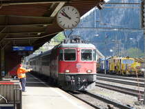 SBB - Re 4/4 11193 mit IR bei der einfahrt in den Bahnhof von G�schenen am 08.05.2012