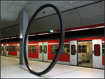 Stahlring - 

Im S-Bahnhof Filderstadt in Bernhausen fällt dieser große, schräggestellte Stahlring auf. Beim Fotografieren wurde auf eine symetrische Anordung der offenen und geschlossen Türen der Bahn geachtet. 

12.05.2012 (M)
