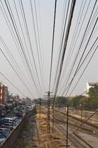 Blick vom Fu�geher�bergang mitten in die Fernmeldetechnik des Bf. Phitsanulok am 14.M�rz 2012. 

