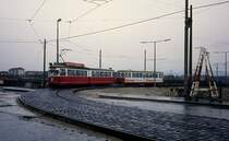 Wien Wiener Stadtwerke-Verkehrsbetriebe (WVB) SL BK (E1 4800 (SGP 1973)) XXII, Donaustadt, Reichsbrücke. - Am 1. August 1976 stürzte die Reichsbrücke ein. Am 16. Oktober konnte die Notbrücke für den Straßenbahnverkehr eröffnet werden. Auf dem Bild ahnt man hinter den Straßenbahnzug die neue Notbrücke. - Scan eines Diapositivs. Film: Kodak Ektachrome. Kamera: Leica CL.