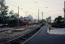 Wien Wiener Stadtwerke-Verkehrsbetriebe (WVB) SL B: Der E1 4728 (SGP 1969) in Richtung Ring-Kai nähert sich am 31. Oktober 1976 dem Mexikoplatz, nachdem er die Reichsbrücke-Notbrücke über der Donau und dem Handelskai verlassen hat. - Scan eines Diapositivs. Film: Kodak Ektachrome. Kamera: Leica CL.  
