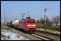 152 017-0 mit ihren G�terzug bei Eggolsheim. Gl�cklicherweise stehen hier noch die alten Formsignale. Das Foto wurde am 1. Februar 2012 aufgenommen.