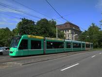 Combino mit der Betriebsnummer 302 wartet vor dem Lichtsignal beim Bahnhof SBB. Die Aufnahme stammt vom 20.05.2012.