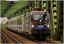 1116 126 LID fehlte mir bislang noch auf meiner Speicherkarte, weil sie an meinen freien Tagen meist in anderen Teilen �sterreichs oder des benachbarten Auslandes unterwegs war. So war es am 22.5. 2012 an der Zeit, der Lok mit dem EC 101  Polonia  von Warszawa nach Villach auf der Donaubr�cke bei Wien-Praterkai aufzulauern und sie mit einem gezielten Teleschuss zu erlegen. Waidmannsheil, wie man sieht, obwohl mir ein REX nach Marchegg fast einen Strich durch die Rechnung machte.
Das Bild wurde vom Bahnsteig der Haltestelle Wien-Praterkai aufgenommen, ich stand nichteinmal �ber der gelben Linie....