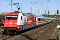 Die Cewe 101 089-2 zieht den langen Stuttgarter IC im Sandwich durch M�lheim Styrum am 25.05.2012