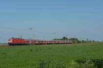 143 162 fuhr am 25.05.2012 mit einem unbekannten RE und N-Wagen nach Norddeich Mole, hier bei Petkum.