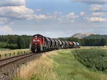 Die 294 750 mit einem G�terzug am 24.06.2011 unterwegs bei Hirschau.