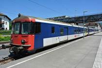 Ein kurz-NPZ wartet in Del�mont auf den n�chsten Einsatz. Dieser Pendel verkehrt Mo-Fr in der Region Solothurn. Am Freitag Abend f�hrt er nach Del�mont, und am Samstag Abend zur�ck nach Biel. Bei diesem Pendel ist der NPZ Bt durch einen EWII BDt, 50 85 82-33 934-9, ersetzt, 26.05.2012.