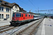 Die Re 4/4 II 11225 fuhr soeben mit dem Pilgerextrazug aus Lourdes-Genf-Bern-Biel in Del�mont ein. Nun wird die Lok umgeh�ngt, und der Zug f�hrt leer zur�ck. Am Schluss des Zuges, alles SNCF Corail Wagen, ist ein SBB D angeh�ngt (ex. SNCF), 26.05.2012.