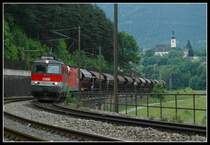 1142 553 leistet einer 1X16 mit ihrem GZ Vorspann �ber den Semmering. Das Foto zeigt das Gespann bei der Ausfahrt aus Gloggnitz am 11.6.2006