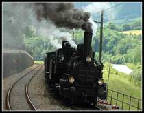 17c 372 und ihre ungarische Kollegin 204 mit ihrem Sdz R 16247 auf der Fahrt zum Dampfloktreffen in M�rzzuschlag bei der Ausfahrt aus Gloggnitz am 11.6.2006.