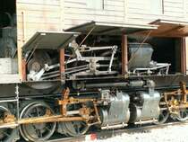 Tag der offenen T�r in Samedan.Dampfschneeschleuder X 9213.Das Bild zeigt im oberen Teil den Antrieb der Schleuder und unten
den Antrieb des Fahrzeugs.Samedan 10.06.06 
