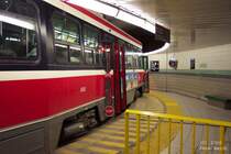 Station  Union Station  - End-Haltepunkt der TTC-Strassenbahnlinien 509 und 510, die hier in einer unterirdischen Schleife enden bzw. beginnen.
Die gelbe Markierung auf dem Boden sollte man �brigens wirklich beachten, denn diesen Schutzraum nimmt der Wagen auch komplett in Anspruch.