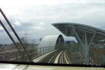 Sicht nach vorne aus einem Wagen der ExpoLine des SkyTrain-Systems in Vancouver, einem automatisierten Nahverkehtssystem ohne Fahrer.
Die Z�ge sind sehr gut organisiert, l�nge als 2-3 Minuten habe ich am Tag nicht auf einen Zug gewartet.