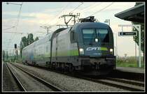 Nachdem die Reihe 1014 f�r die Wendez�ge auf der Airportlinie Wien Mitte - Flughafen Schwechat ( CAT  City Airport Train) nicht die beste L�sung waren, wurden alle 3 Maschinen wieder in ihren Ursprungszustand zur�ck lackiert, und erhielten eine �BB Wortmarke. Heute kommen auf der CAT-Linie Maschinen der Reihe 1116 zum Einsatz. Zu diesem Zweck bekamen 1116 141 und 1116 142 ein CAT-Design. Die Aufnahme entstand am 10.6.2006 bei der Durchfahrt in Mannsw�rth bei der R�ckfahrt vom Flughafen Schwechat nach Wien-Mitte.