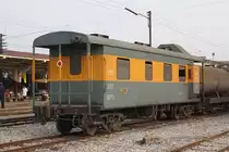 บ.พ.ห.50020 (บ.พ.ห.= B.B.V./Bogie Brake Van) am Schlu� des Zug 645 am 15.M�rz 2012 im Bf. Phitsanulok.