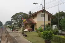Aufnahmsgeb�ude des Bf. Ban Teng Nam, Blickrichtung Bangkok, am 15.M�rz 2012. 
