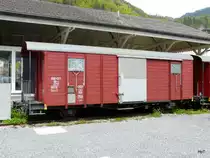 zb - Ausrangierter G�terwagen Gb-v 2213 beim Bahnhof von Meiringen am 08.05.2012